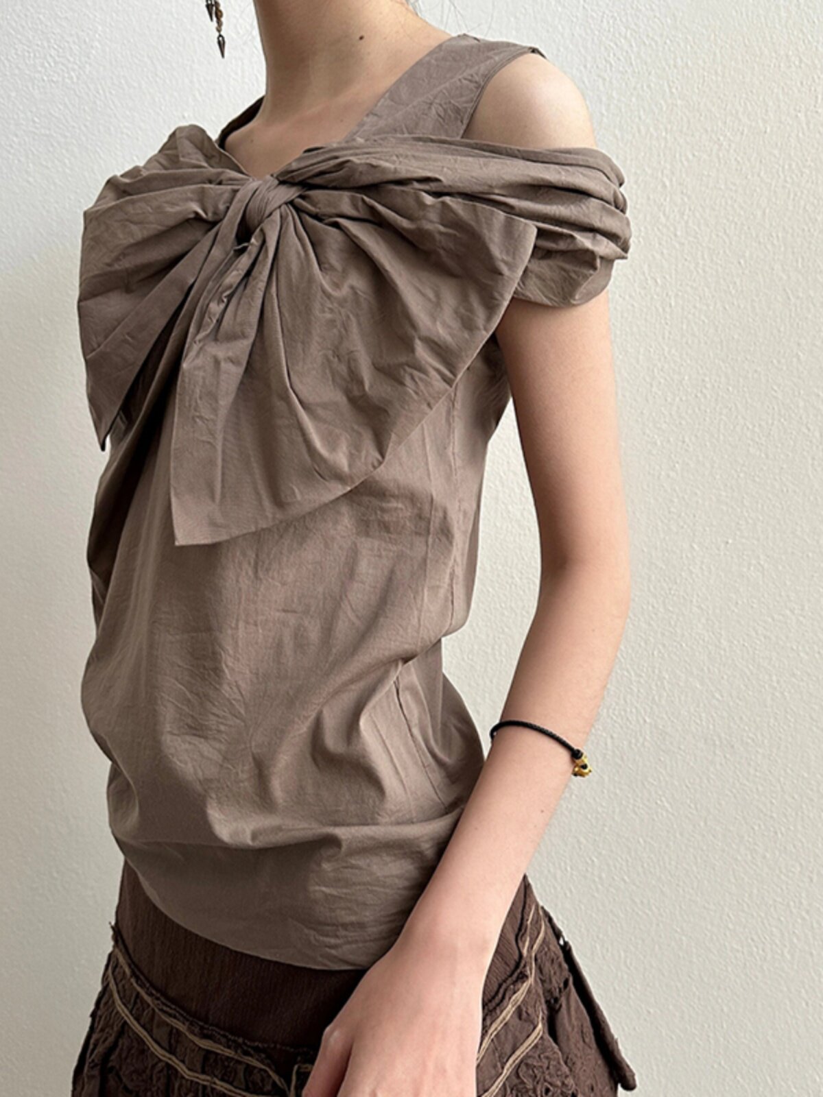 한국 스타일 복고풍 디자인 주름 보우 셔츠 여성 여름 틈새 다목적 갈색 섹시한 오프 숄더 탑