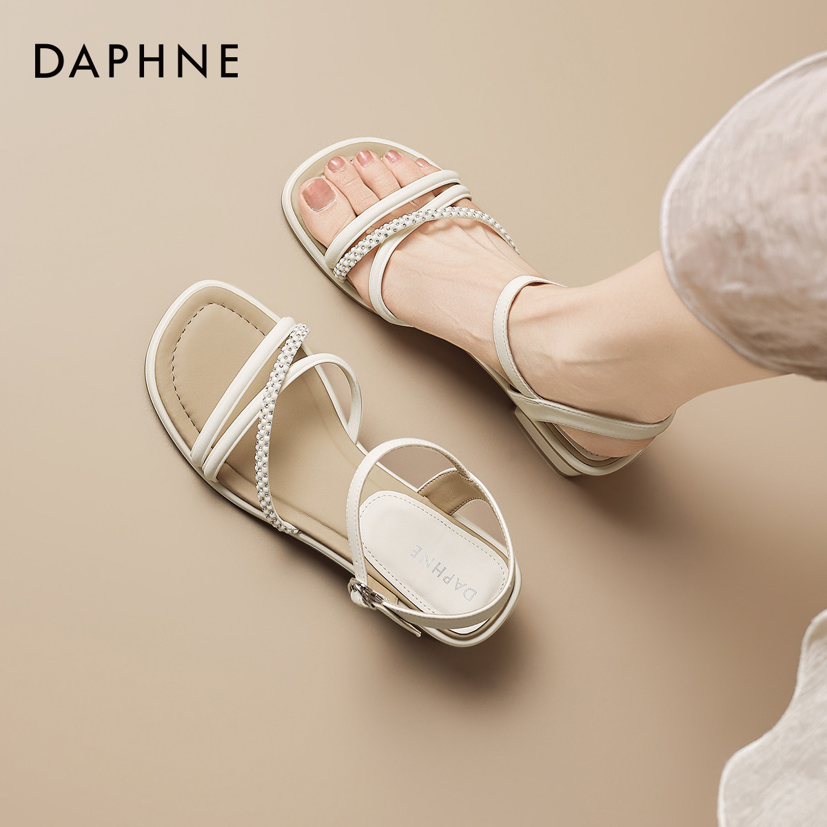 达芙妮休闲凉鞋女款夏季外穿高跟鞋2026新款一字带罗马沙滩凉拖鞋