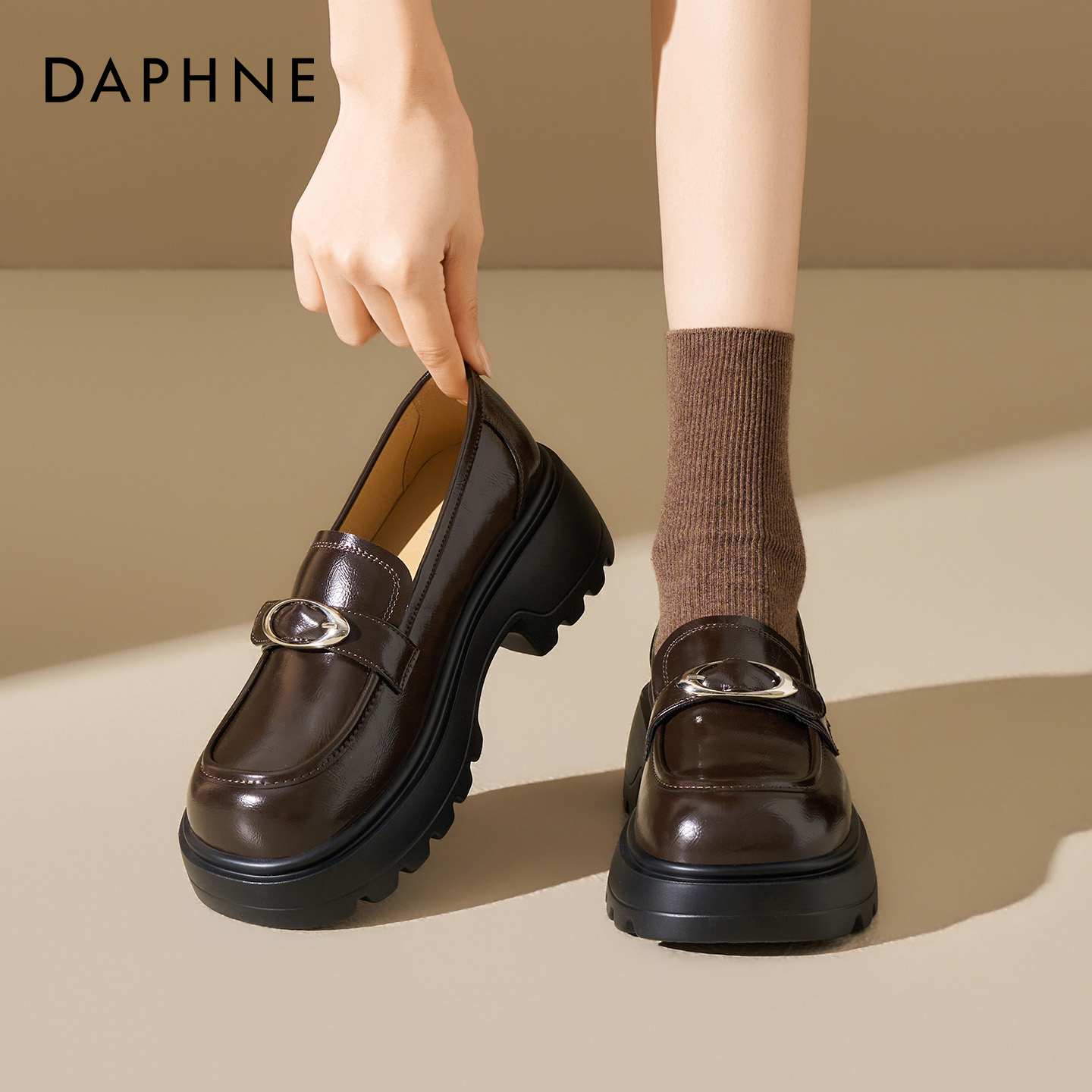 达芙妮棕色厚底小皮鞋