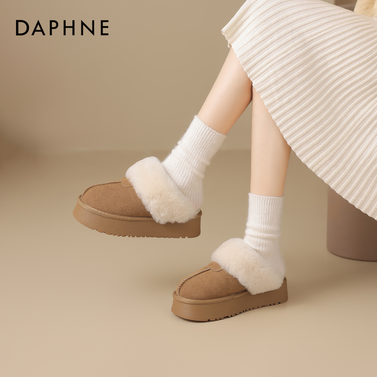 暖绒包头松糕拖，慵懒冬日首选。