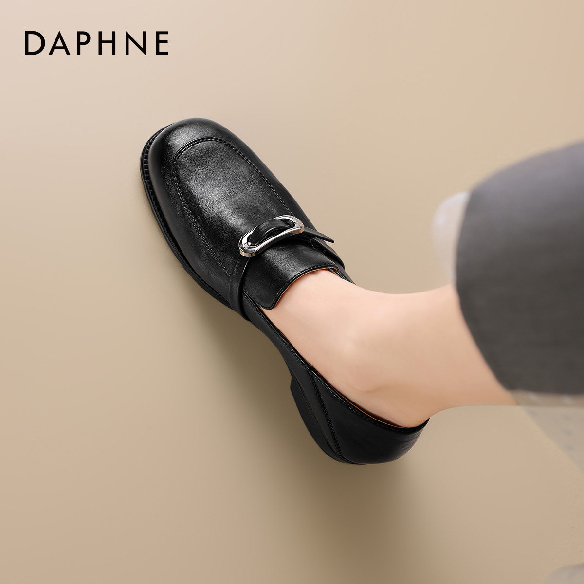 达芙妮通勤乐福鞋女2026新款一脚蹬百搭黑色小皮鞋软底妈妈鞋单鞋