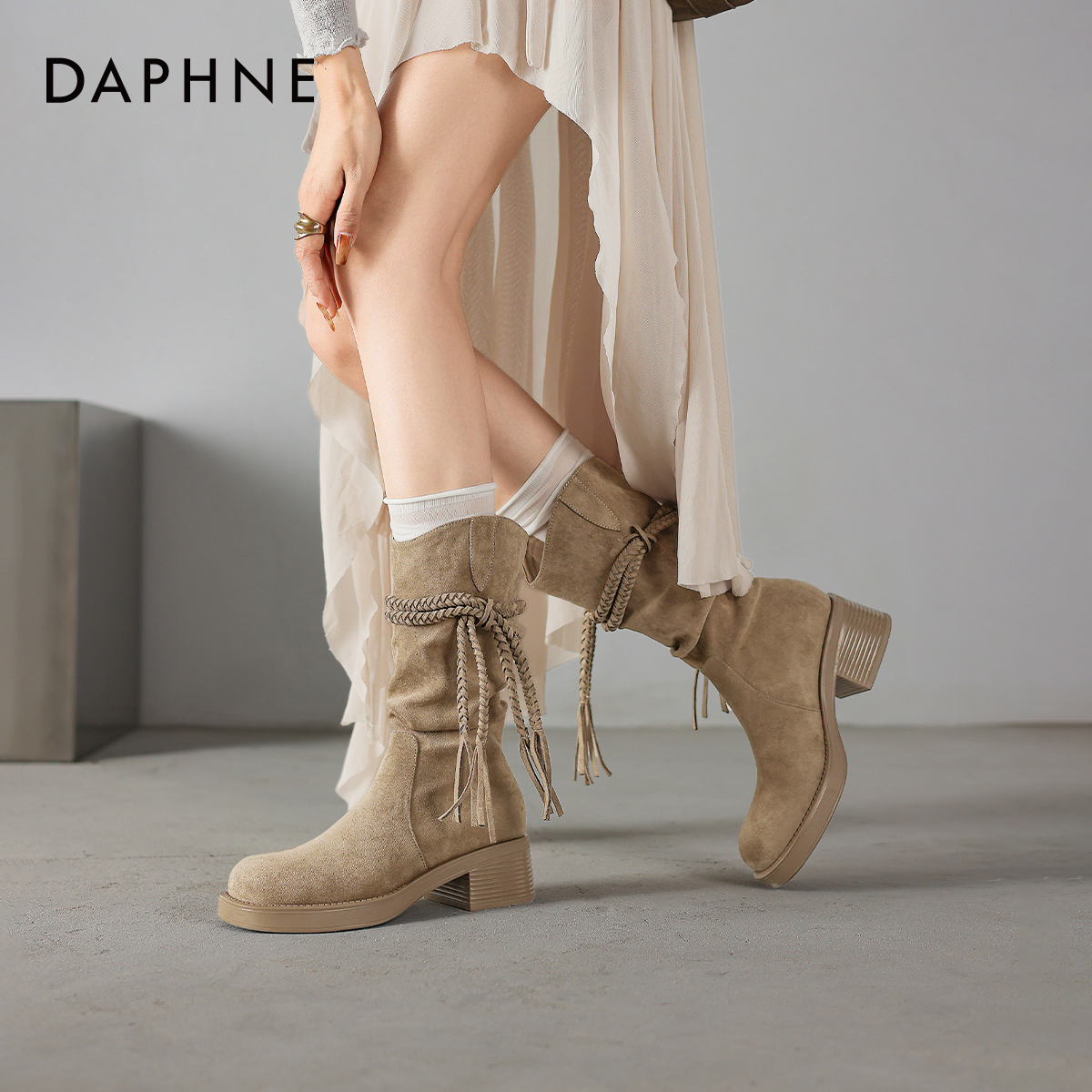 柔软面料贴合脚型，精致流苏点缀