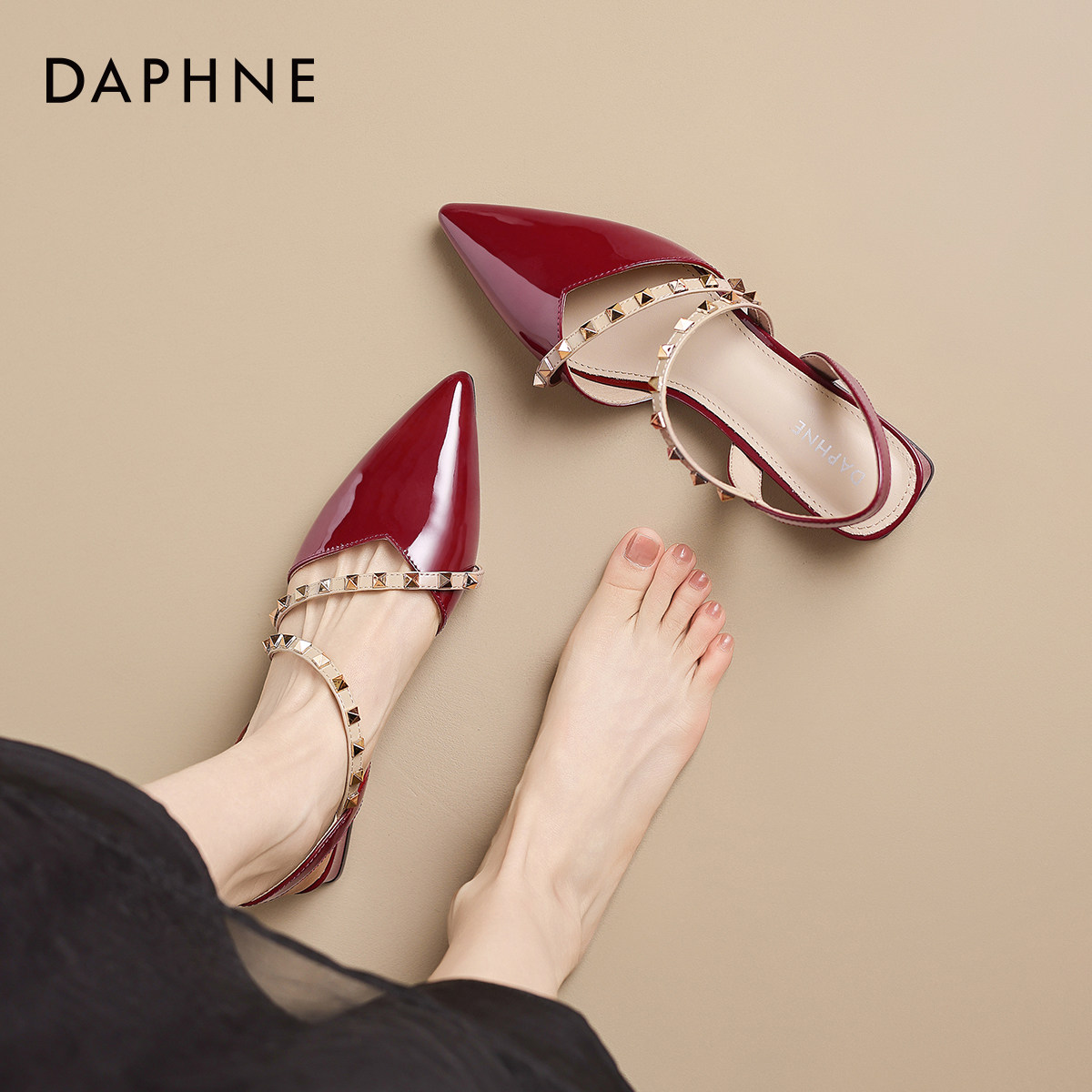 达芙妮铆钉尖头包头凉鞋女2026新款红色法式粗跟玛丽珍女士高跟鞋