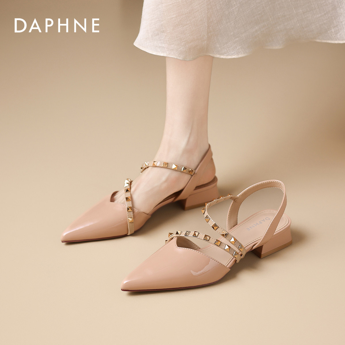 达芙妮铆钉裸色包头凉鞋女2026新款夏季外穿平底凉鞋法式尖头单鞋