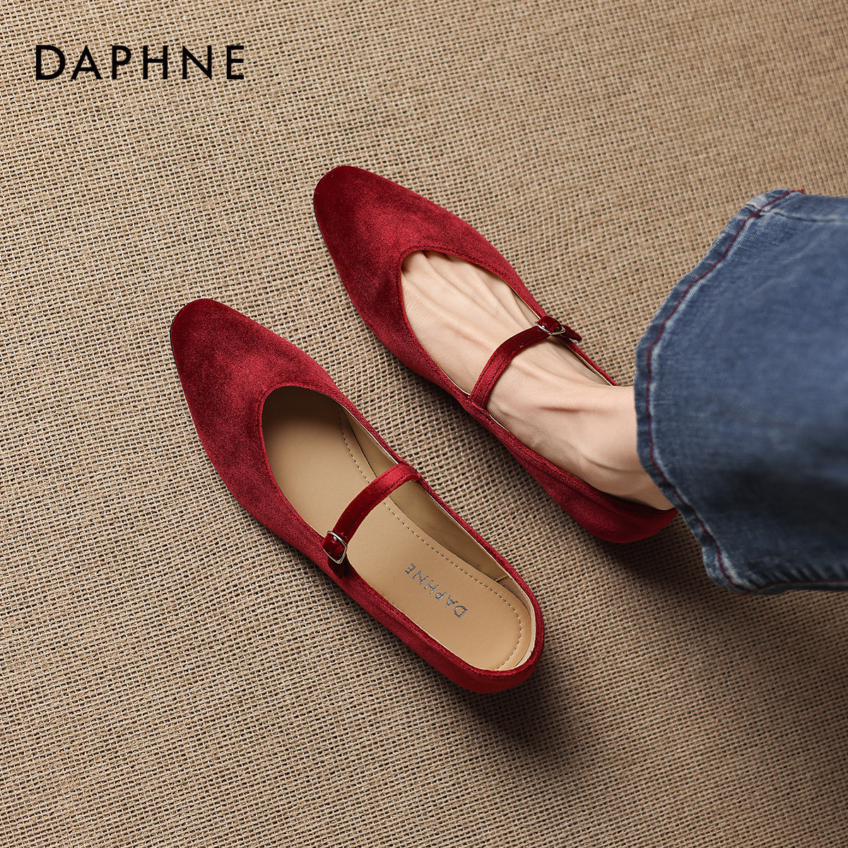 达芙妮平底女鞋2026新款春季红色玛丽珍鞋婚鞋子绒面软底尖头单鞋
