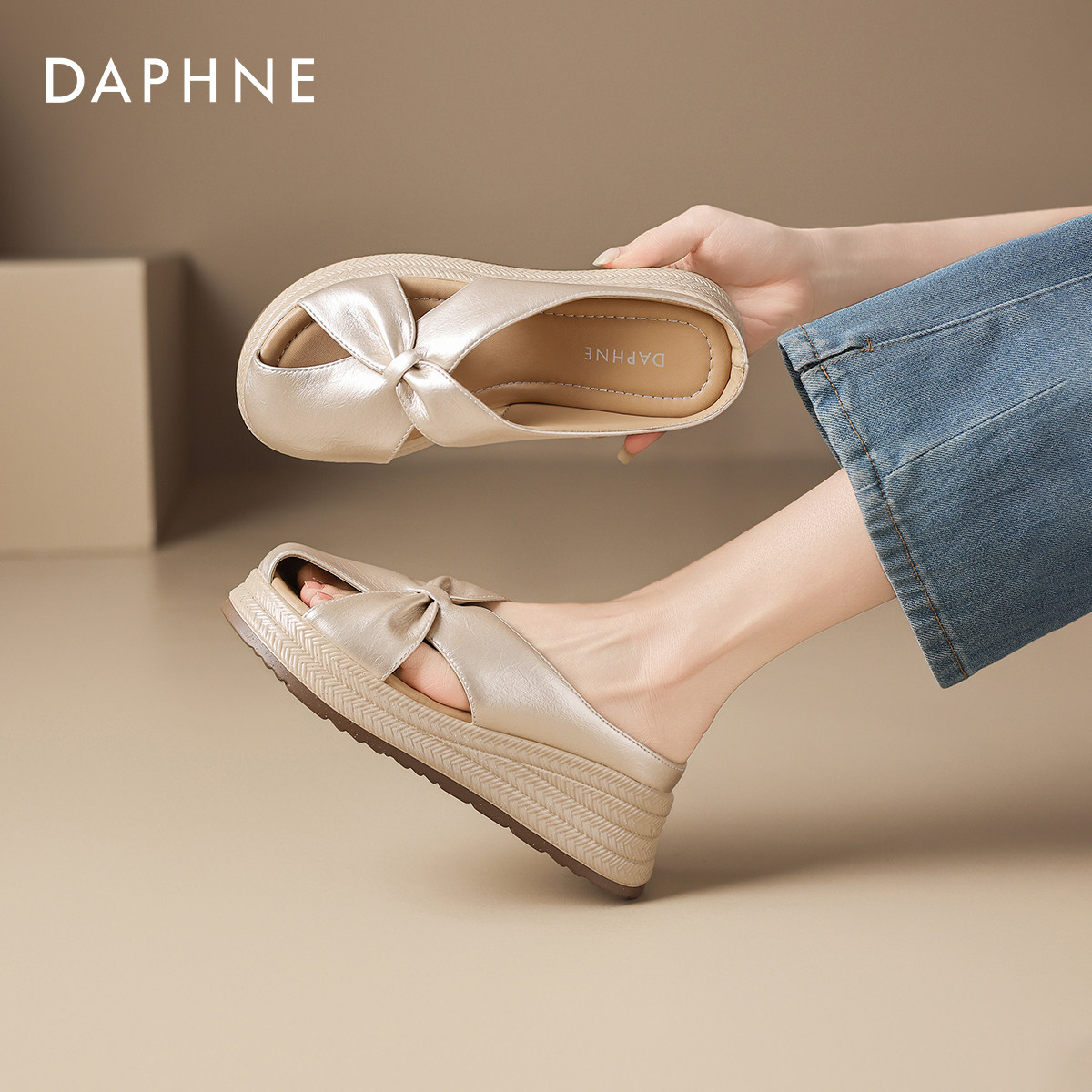 达芙妮坡跟包头拖鞋2026新款夏季厚底编织凉拖外穿软底半拖女鞋子