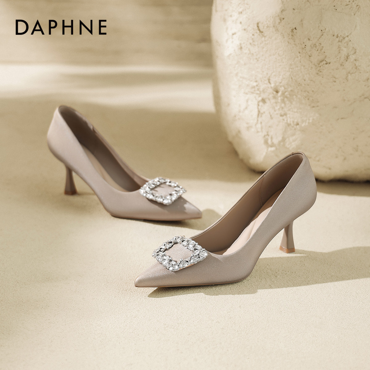 达芙妮尖头高跟鞋女2026新款通勤工作鞋气质细跟尖头单鞋法式婚鞋