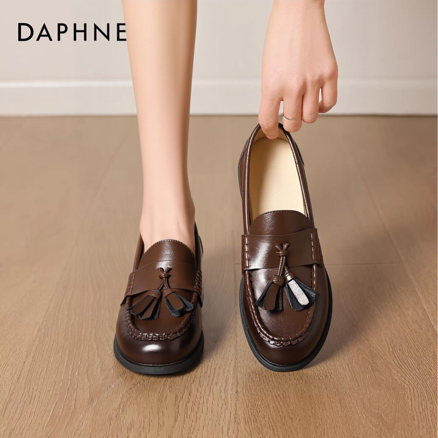 达芙妮棕色乐福鞋女2026新款春季英伦风流苏单鞋一脚蹬通勤小皮鞋