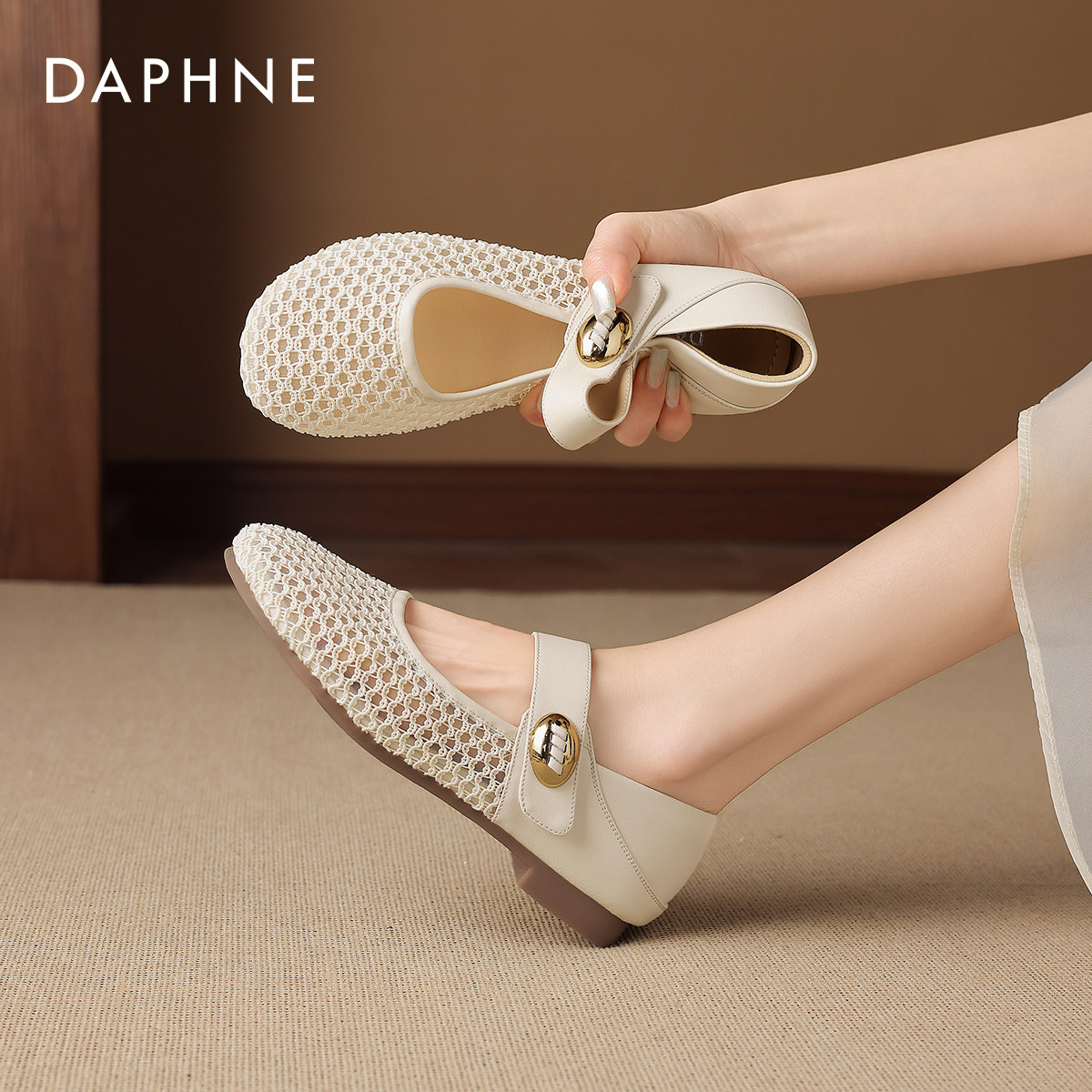 达芙妮白色镂空包头凉鞋女2026新款夏季平底鞋玛丽珍鞋外穿女鞋子