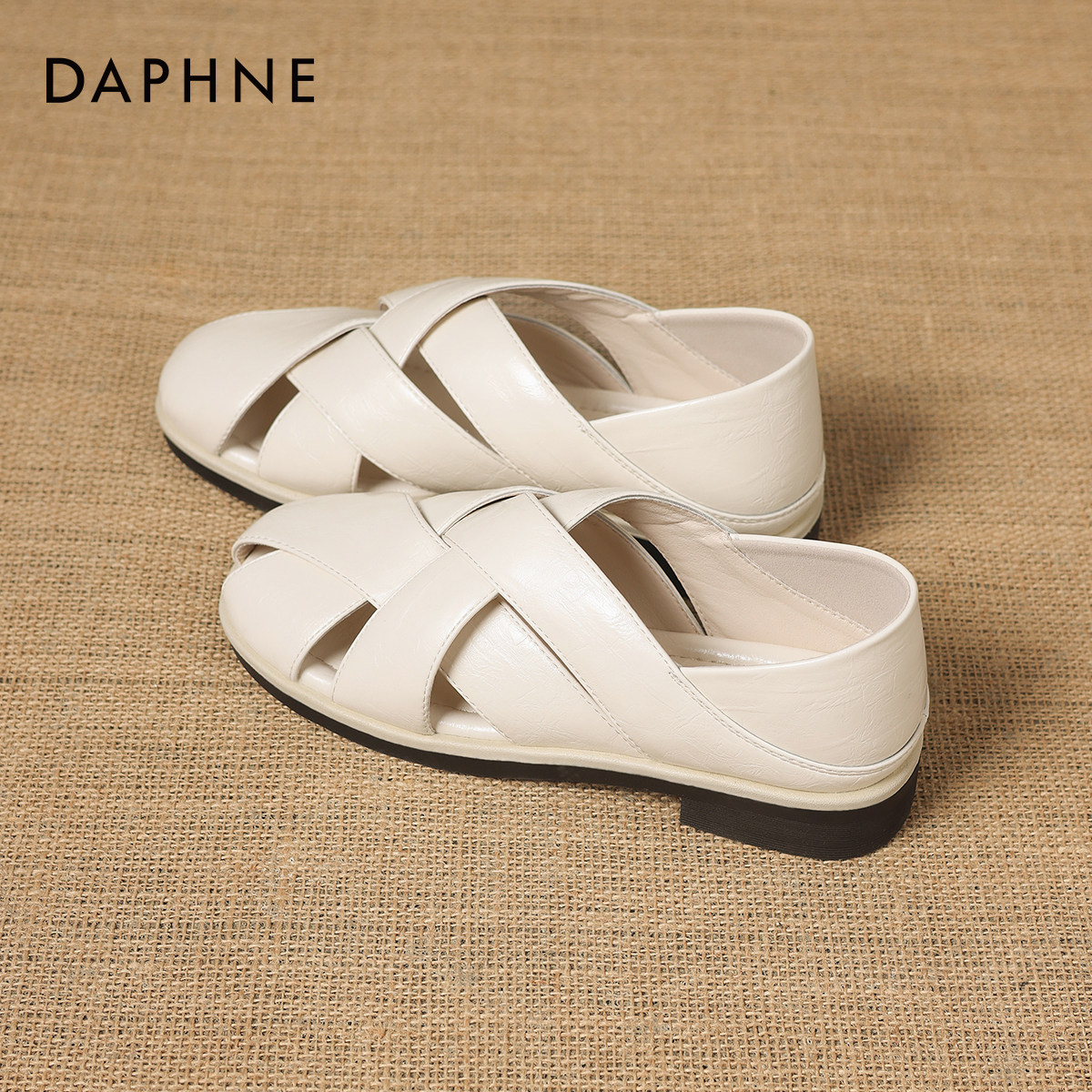 达芙妮白色包头凉鞋女2026新款春夏季平底一脚蹬不累脚绝美凉单鞋