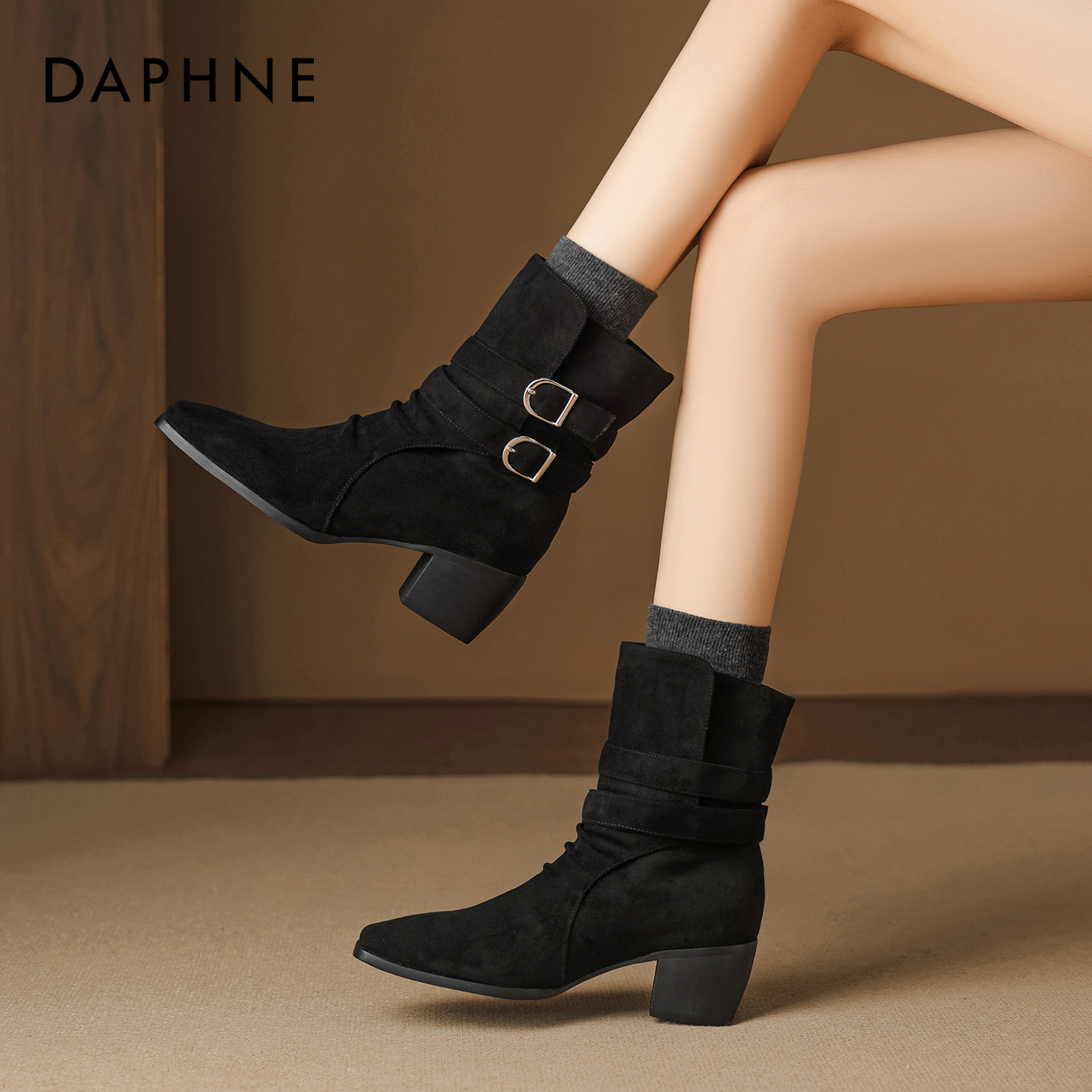 达芙妮黑色靴子女款2025新款爆款