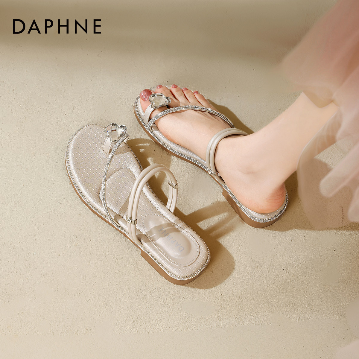 达芙妮夹趾一字拖鞋女2026新款夏季绝美水钻沙滩凉拖外穿平底凉鞋