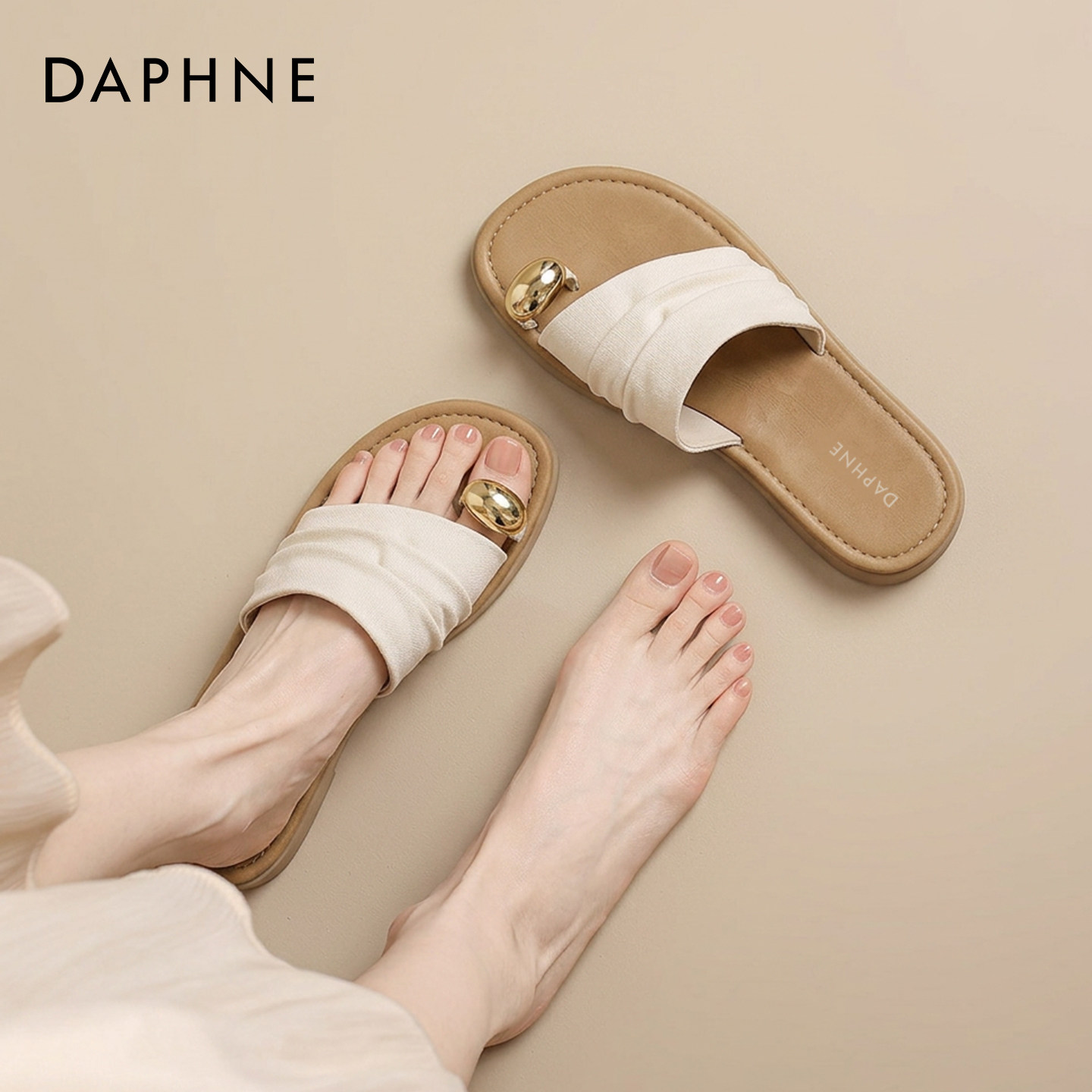 达芙妮夹趾拖鞋女款外穿2026新款夏季平底罗马凉拖鞋沙滩套趾凉鞋