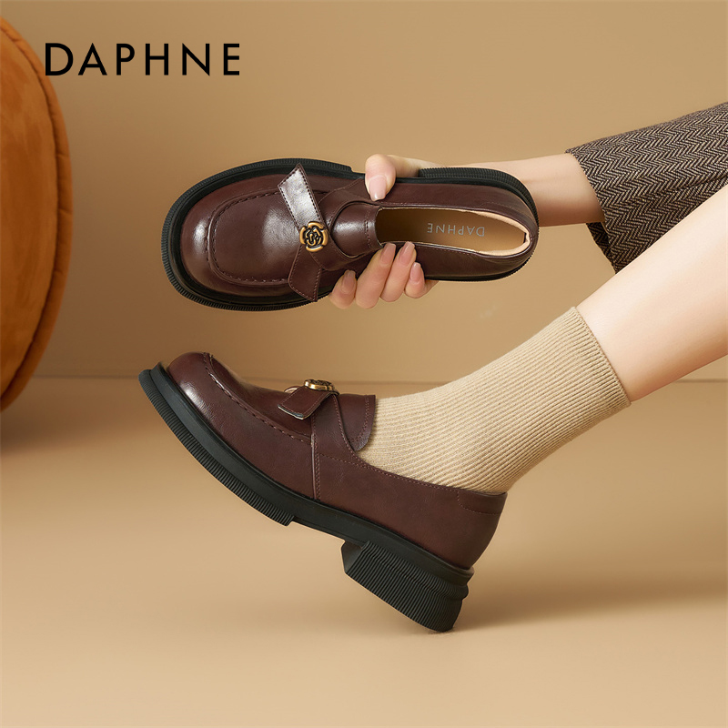 达芙妮棕色复古乐福鞋女