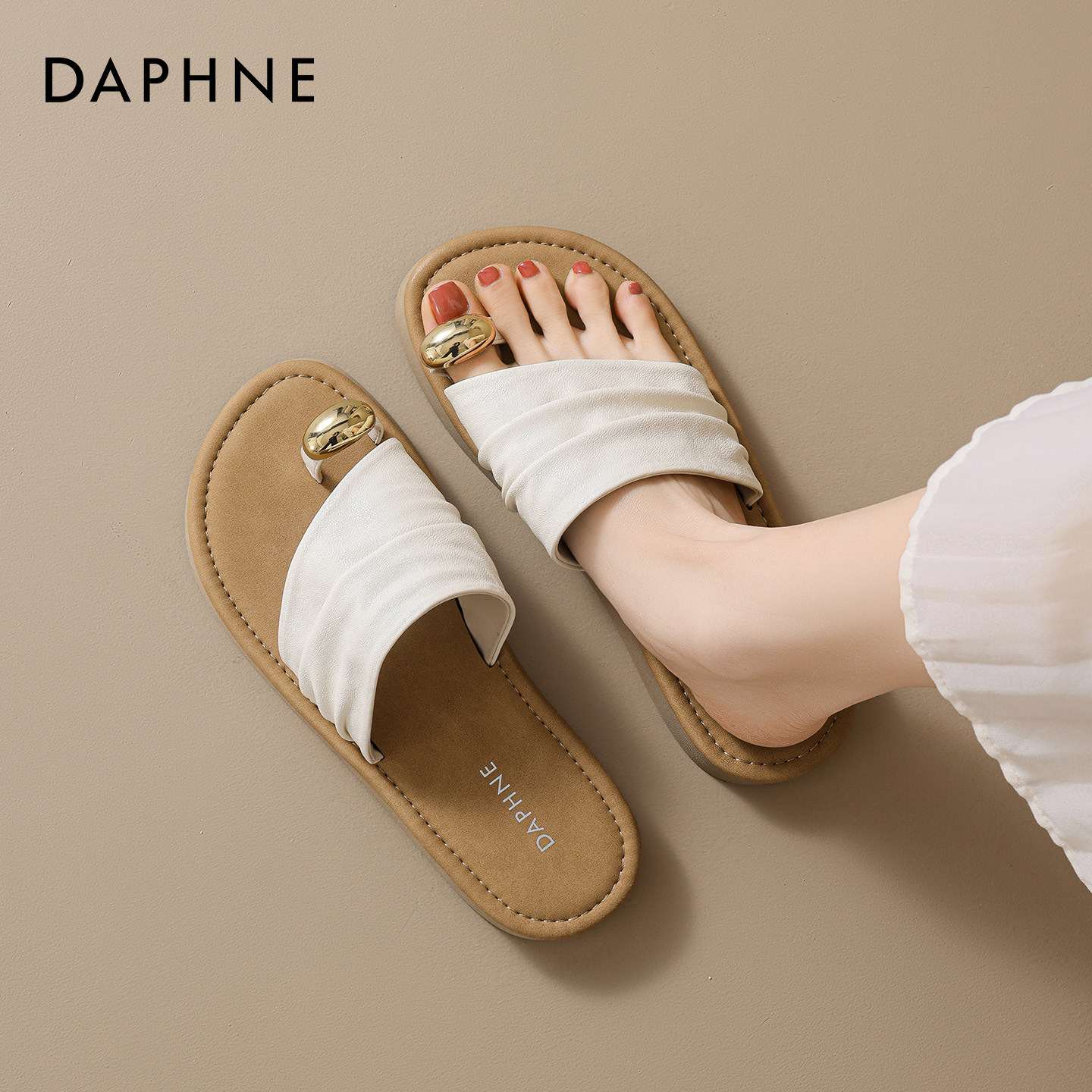 达芙妮罗马凉拖鞋女2026新款春夏外穿平底沙滩鞋绝美度假夹趾凉鞋