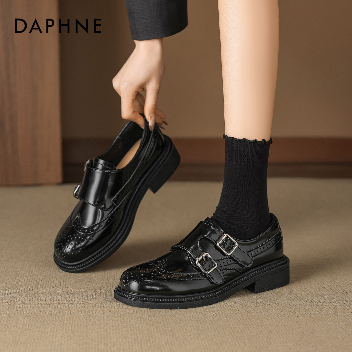 达芙妮黑色厚底乐福鞋女2026新款春季英伦风单鞋雕花布洛克皮鞋子