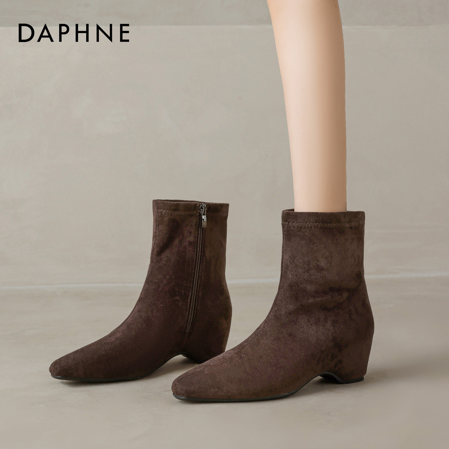 达芙妮加绒短靴女2025冬季新款气质高跟显瘦瘦瘦靴复古保暖雪地靴