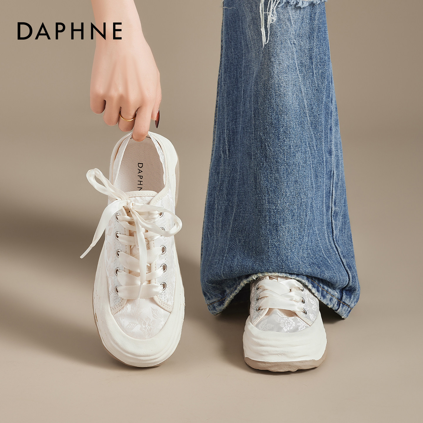 达芙妮休闲帆布鞋女款2026新款春季新中式平底小白鞋一脚蹬板鞋