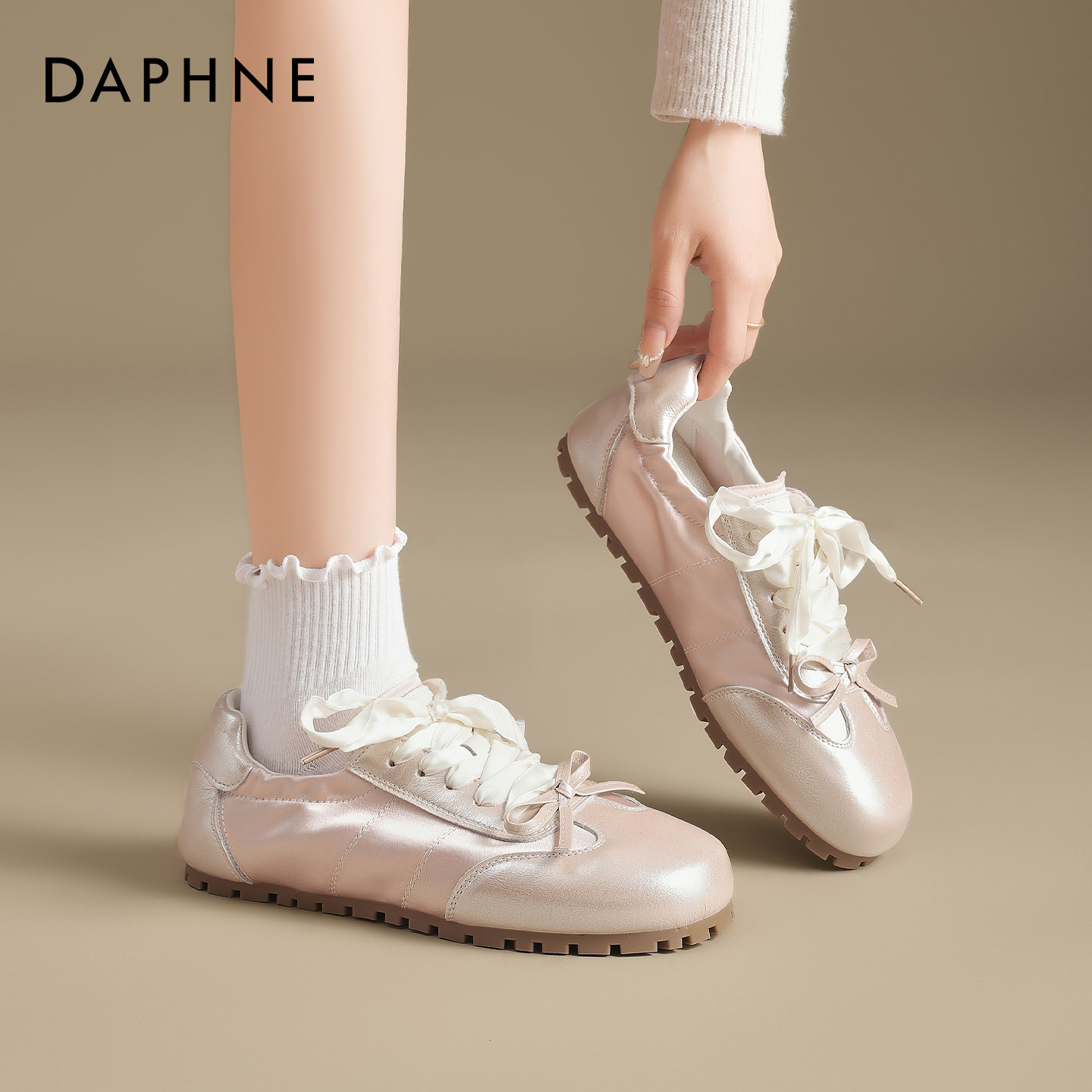 达芙妮粉色芭蕾德训鞋女2026春季新款缎面蝴蝶结运动休闲平底单鞋,女鞋,时尚休闲鞋,淘宝优惠券,粉丝福利购,淘宝优惠卷