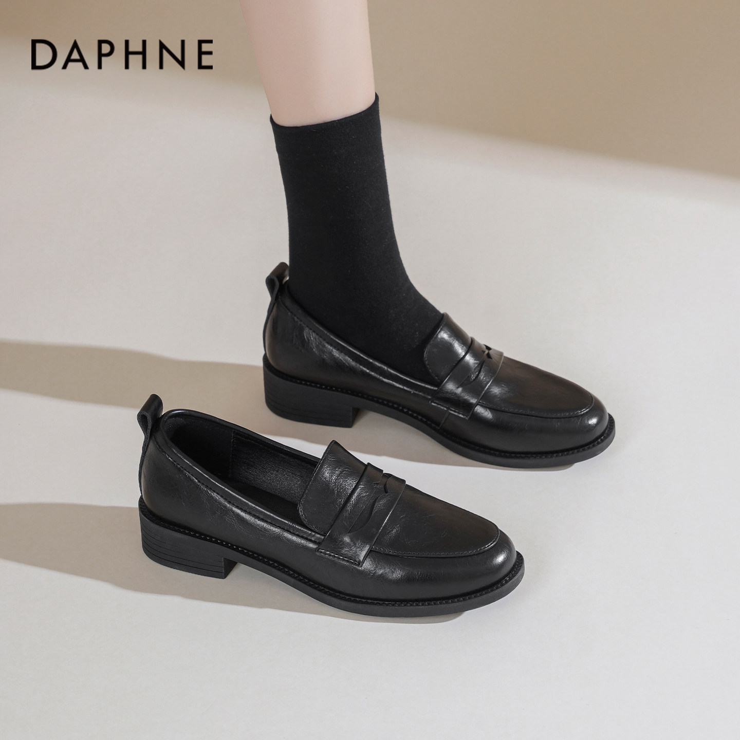 达芙妮英伦风小皮鞋女春季2026新款粗中跟黑色乐福鞋法式通勤单鞋