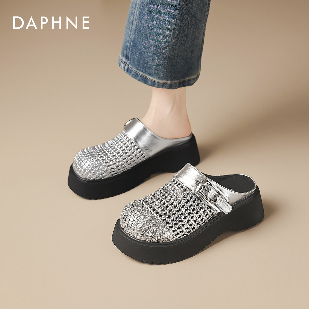 达芙妮凉鞋女款2026新款夏平底时尚休闲流行通勤不累脚绝美凉单鞋