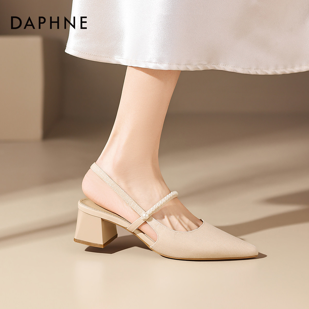 达芙妮尖头包头凉鞋2026新款夏季法式高跟外穿一字带玛丽珍女鞋子
