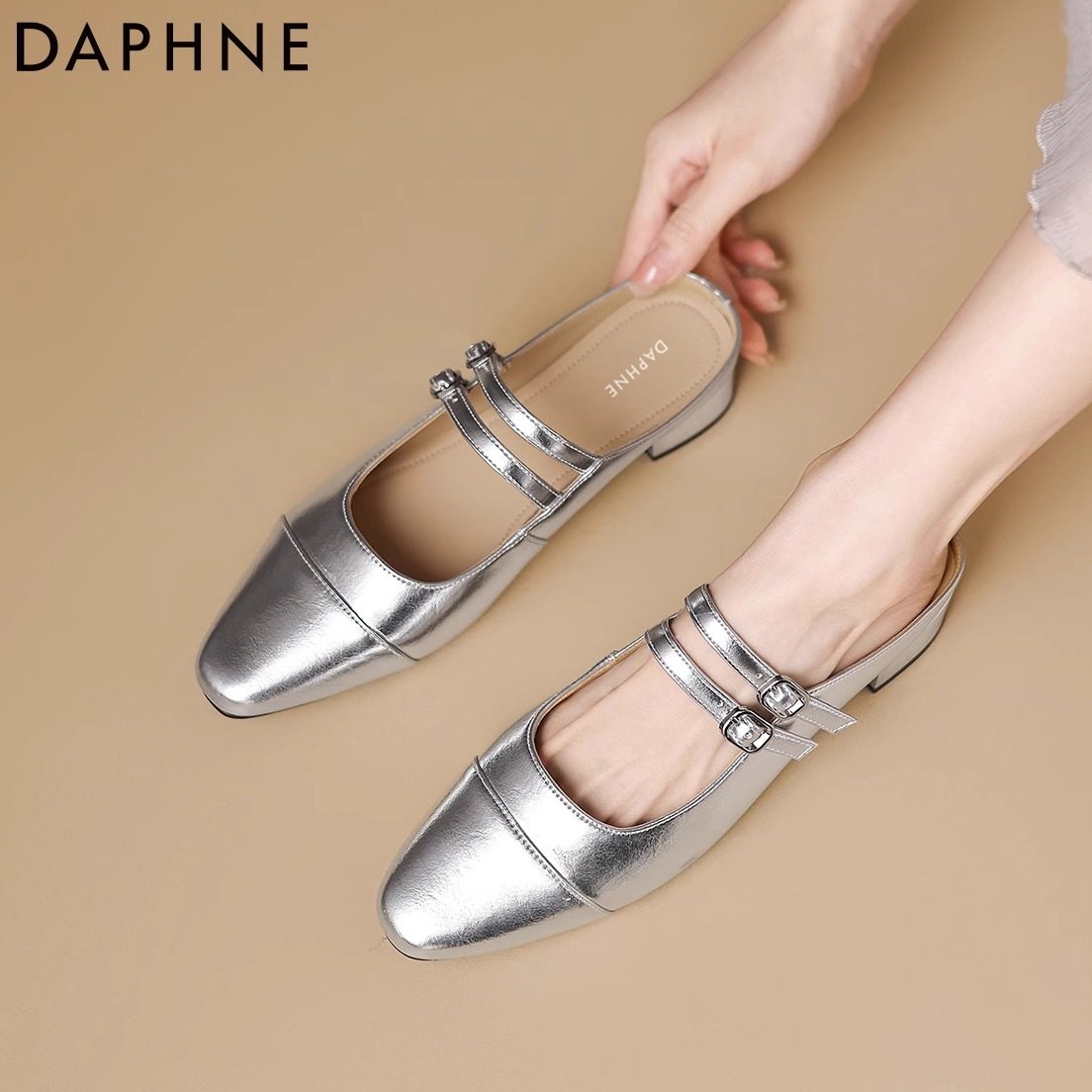 达芙妮夏季包头半拖鞋女2025新款粗跟凉鞋妈妈外穿银色单鞋穆勒鞋