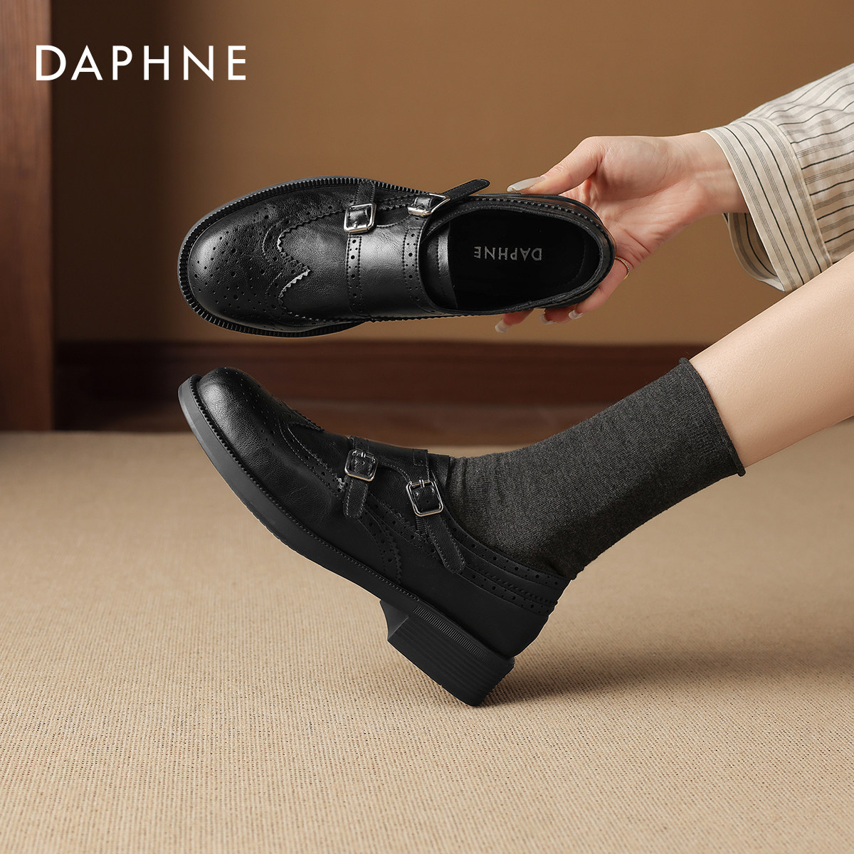 达芙妮英伦乐福鞋女2026新款春一脚蹬黑色皮鞋平底通勤布洛克单鞋