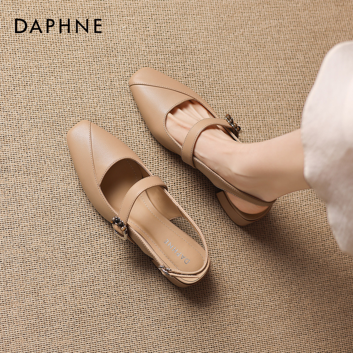 达芙妮白色包头凉鞋女2026新款夏季方头粗跟凉拖鞋法式玛丽珍女鞋