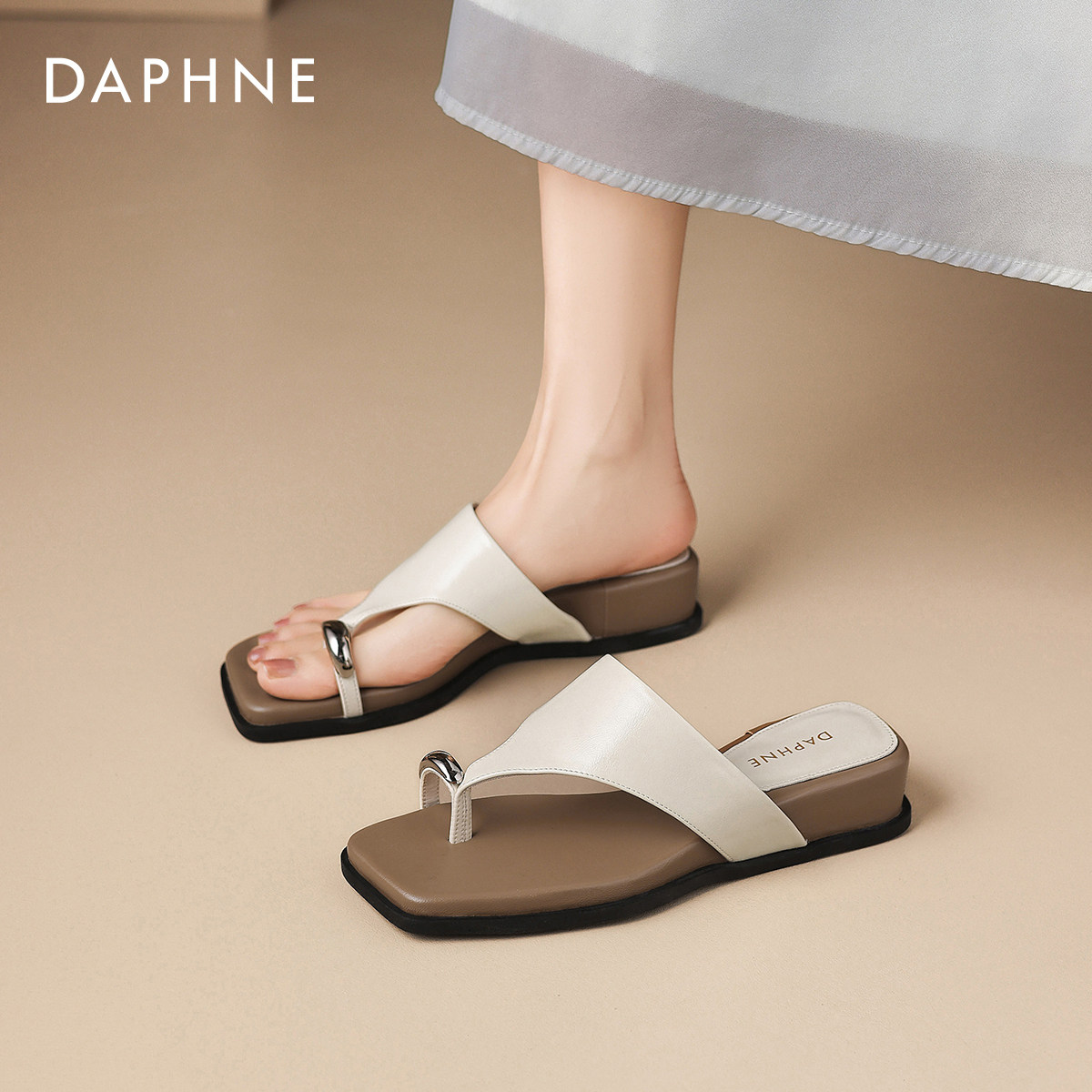 达芙妮夹趾拖鞋女外穿2026新款春夏法式厚底套趾人字拖沙滩凉拖鞋