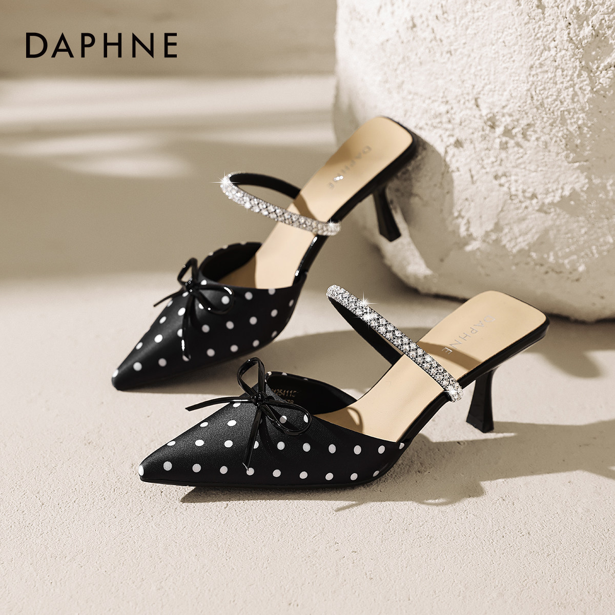 达芙妮波点包头拖鞋女2026新款夏季凉鞋水钻细跟高跟鞋尖头凉拖鞋