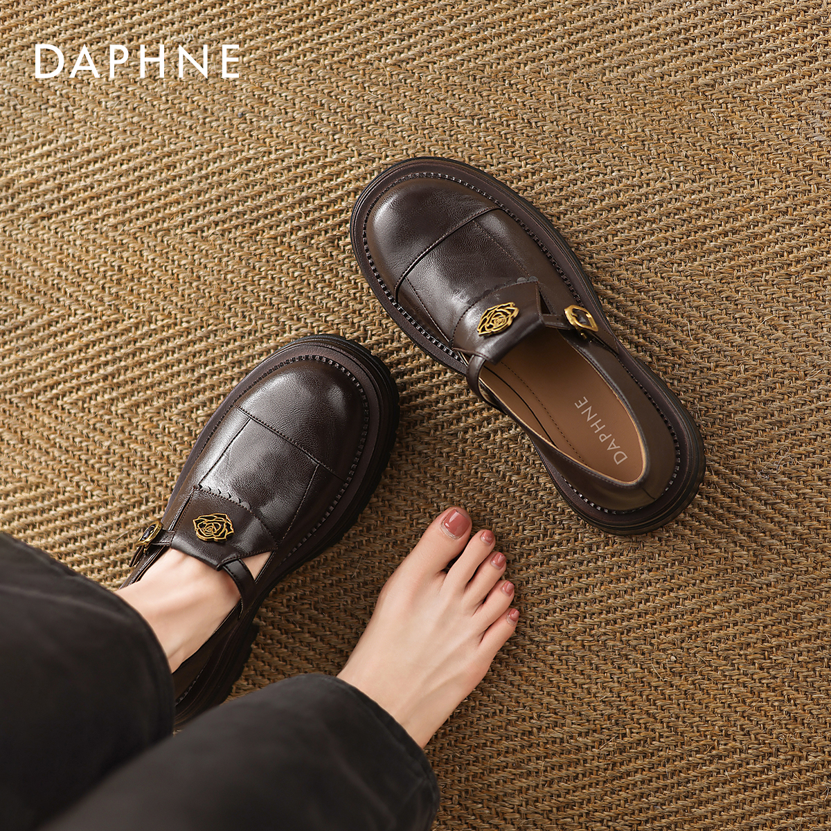 达芙妮山茶花厚底乐福鞋女棕色