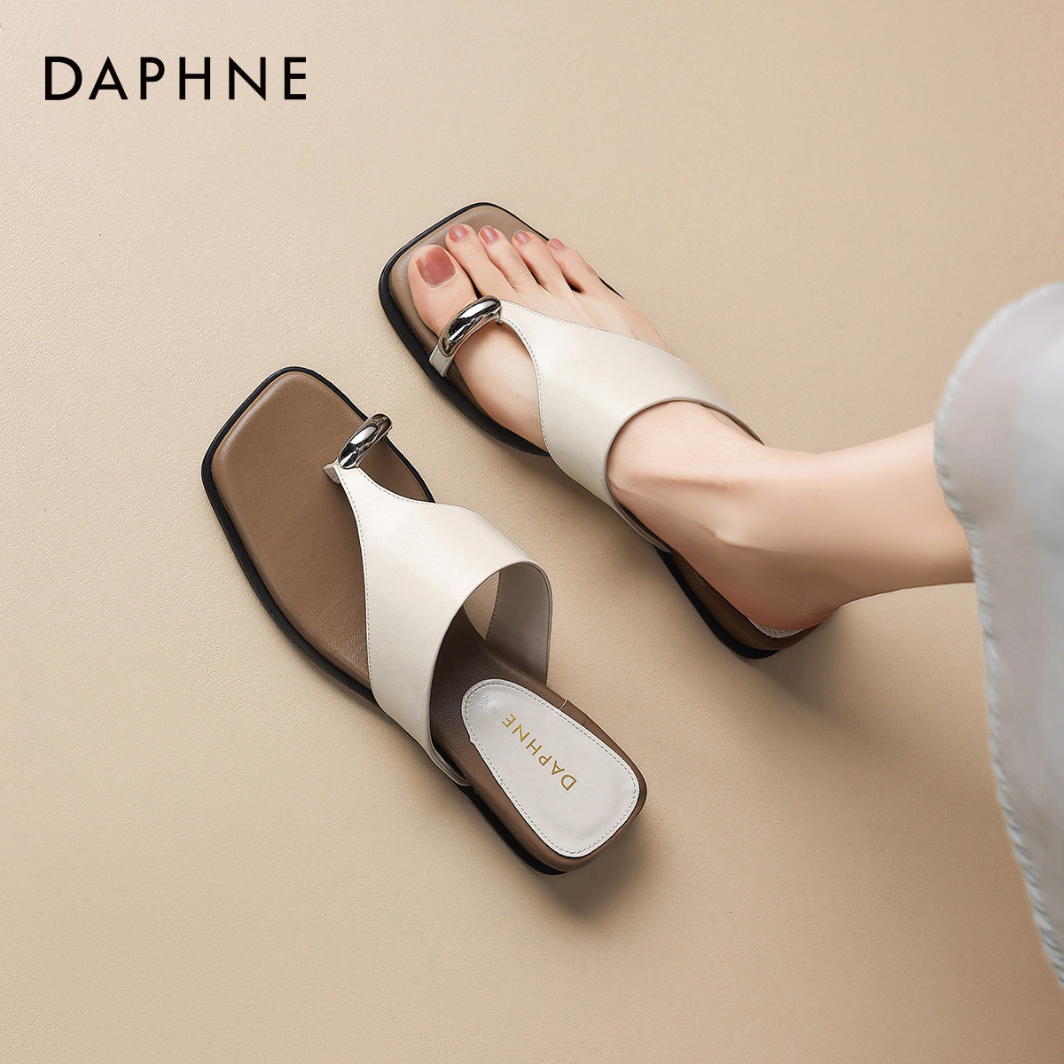 达芙妮夹趾拖鞋女2026新款春夏坡跟套趾沙滩凉拖鞋外穿厚底人字拖