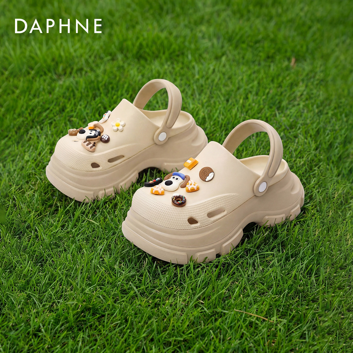 达芙妮厚底洞洞鞋女2026新款夏季外穿卡通小狗装饰包头凉鞋沙滩鞋