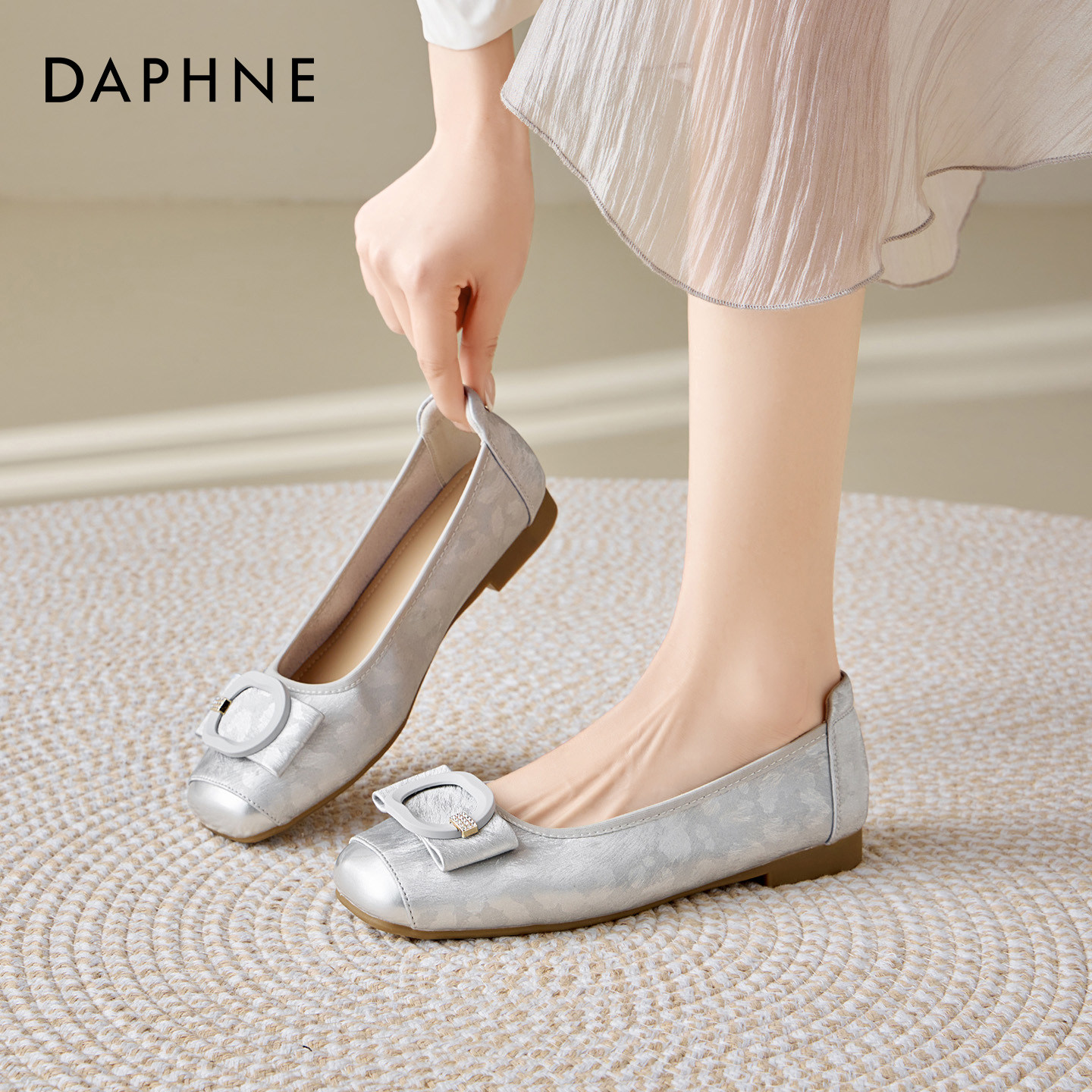 达芙妮银色玛丽珍女2026新款春季平底不累脚气质百搭妈妈浅口单鞋
