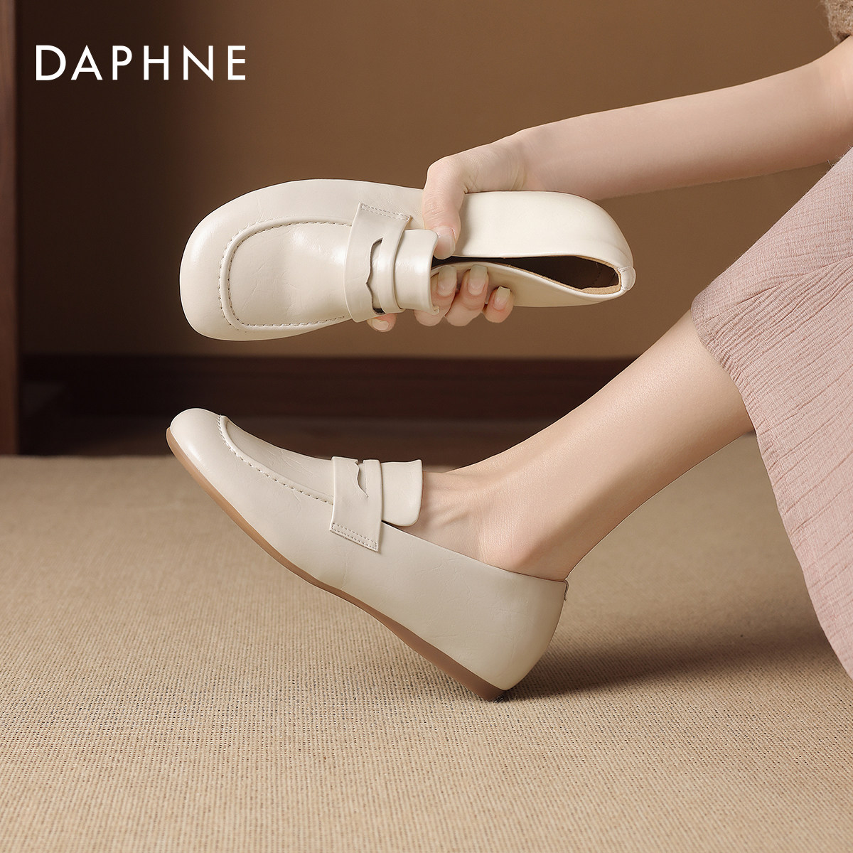 达芙妮白色乐福鞋女款2026新款巨好看小皮鞋豆豆鞋一脚蹬软底单鞋