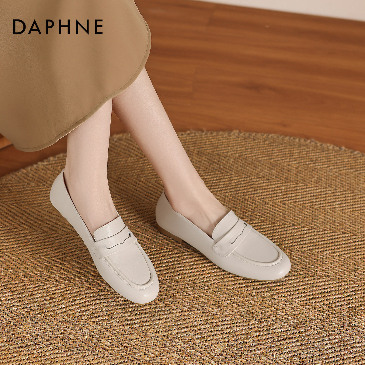 达芙妮白色乐福鞋女2026新款春季英伦风小皮鞋平底通勤单鞋豆豆鞋