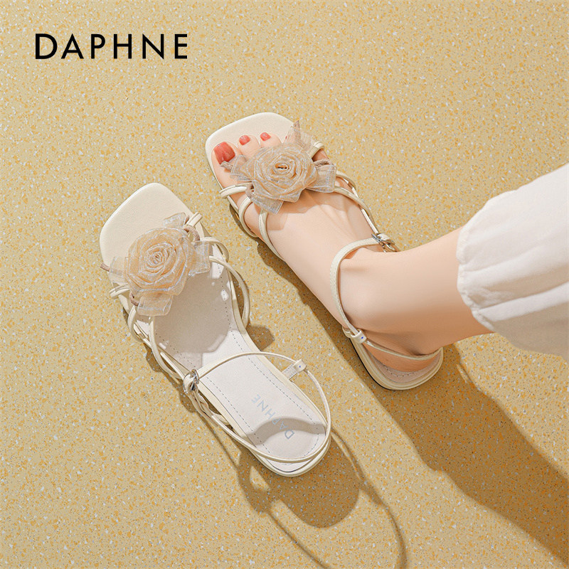 达芙妮花朵凉鞋女2026夏季新款一字带露趾法式凉拖鞋仙女风配裙子