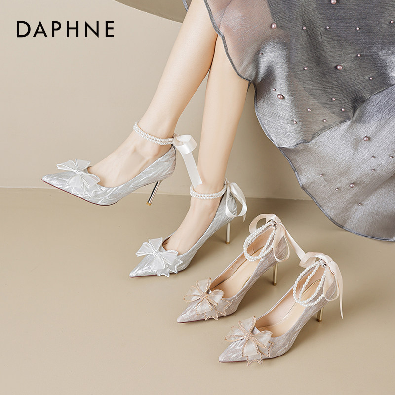 达芙妮银色高跟鞋女2026春季新款蝴蝶结秀禾新娘婚鞋浅口细跟单鞋