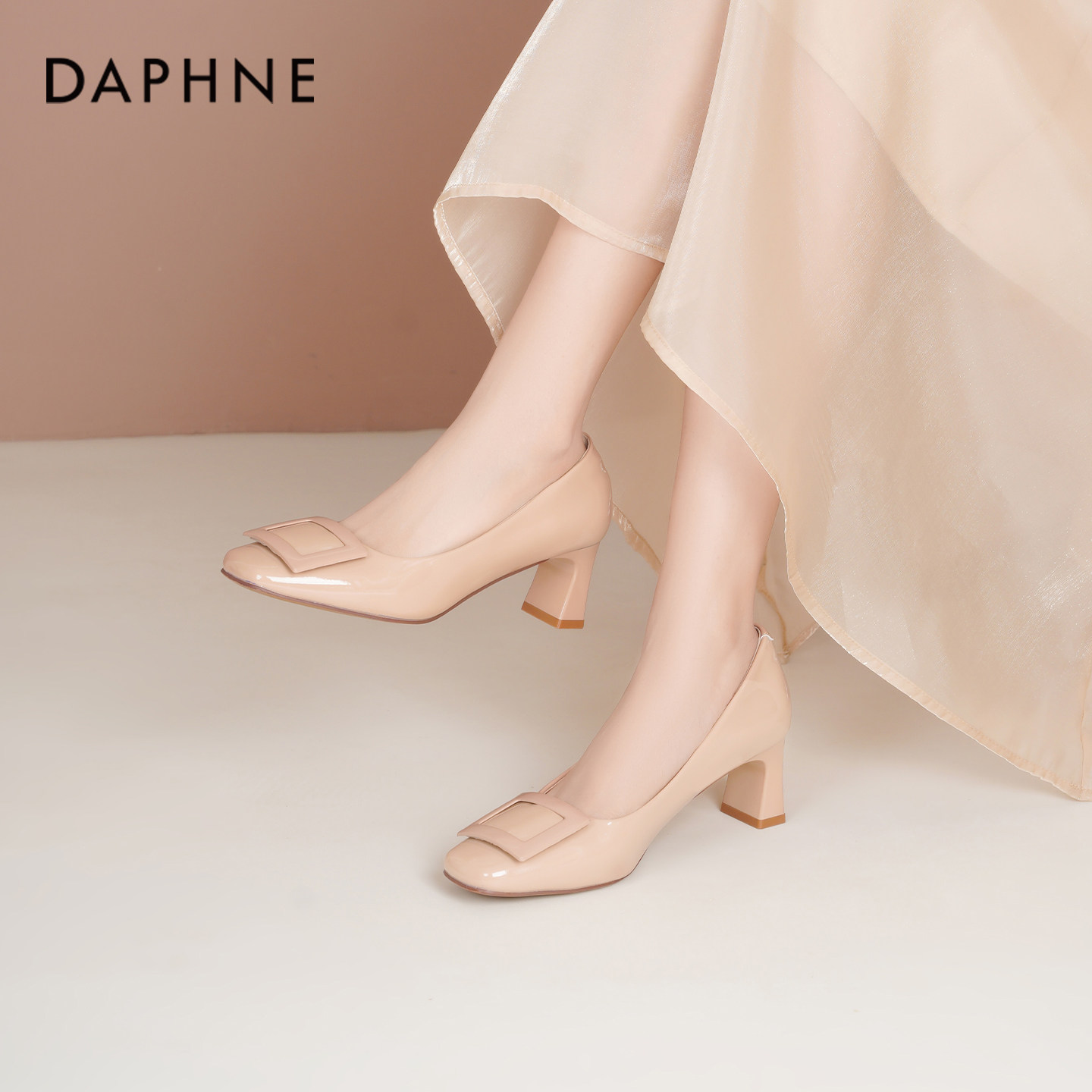 达芙妮裸色高跟鞋女2026春季新款粗跟方头气质单鞋女中跟法式皮鞋