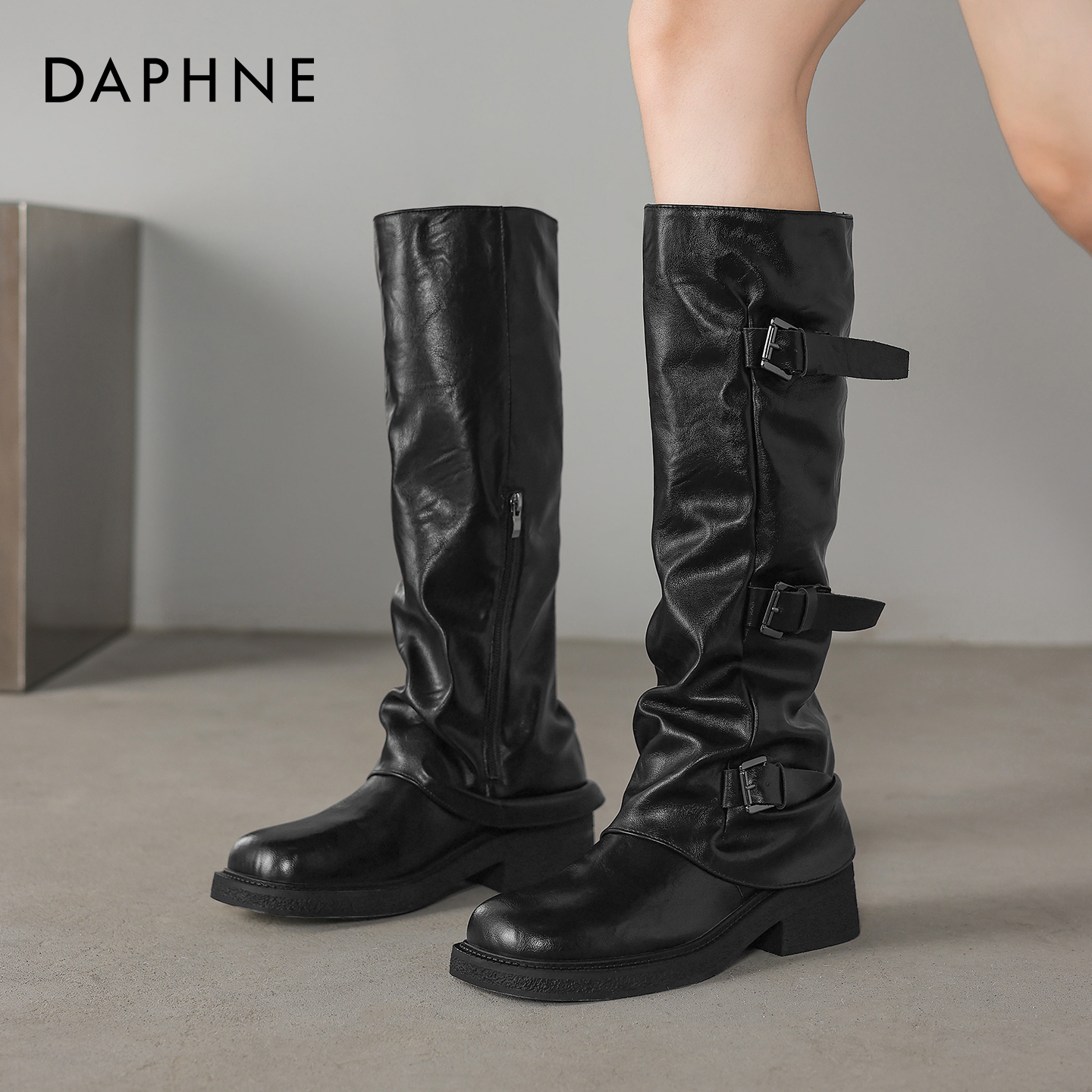 达芙妮2025新款黑色显瘦骑士靴女