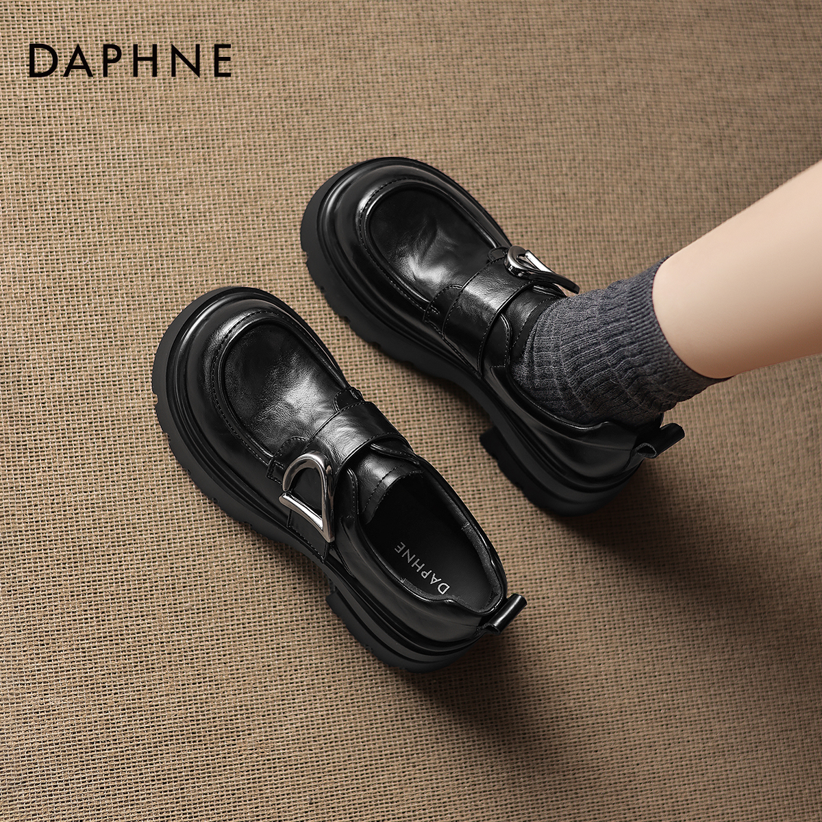 达芙妮英伦风黑色小皮鞋