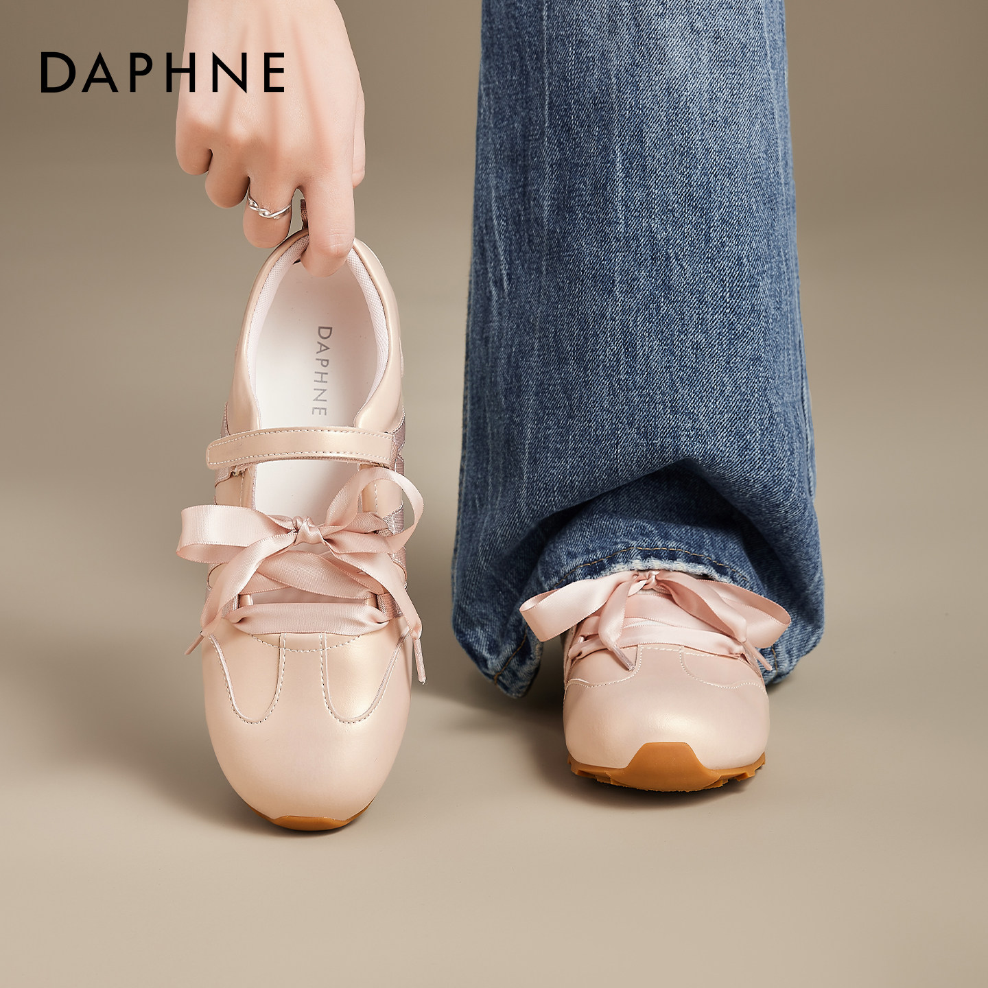 达芙妮厚底芭蕾德训鞋女2026春季新款蝴蝶结平底粉色运动玛丽珍鞋