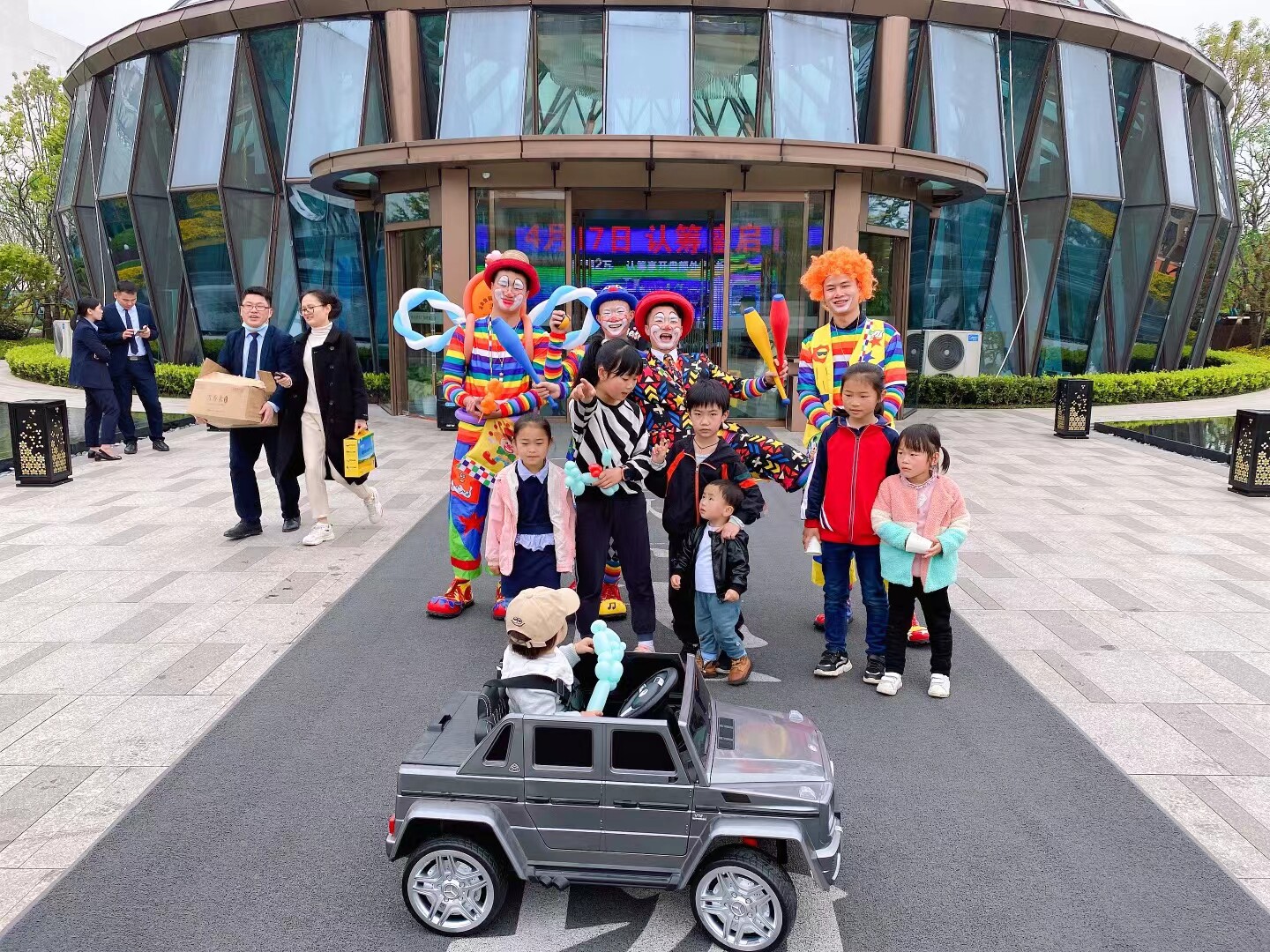 重庆暖场儿童生日派对布置策划服务高跷泡泡秀魔术小丑表演演出