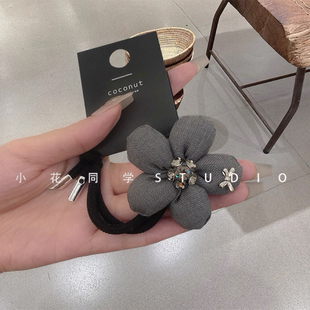 韩国发饰2025新款小香风灰色西服面料花朵造型枪灰色水钻皮筋发圈