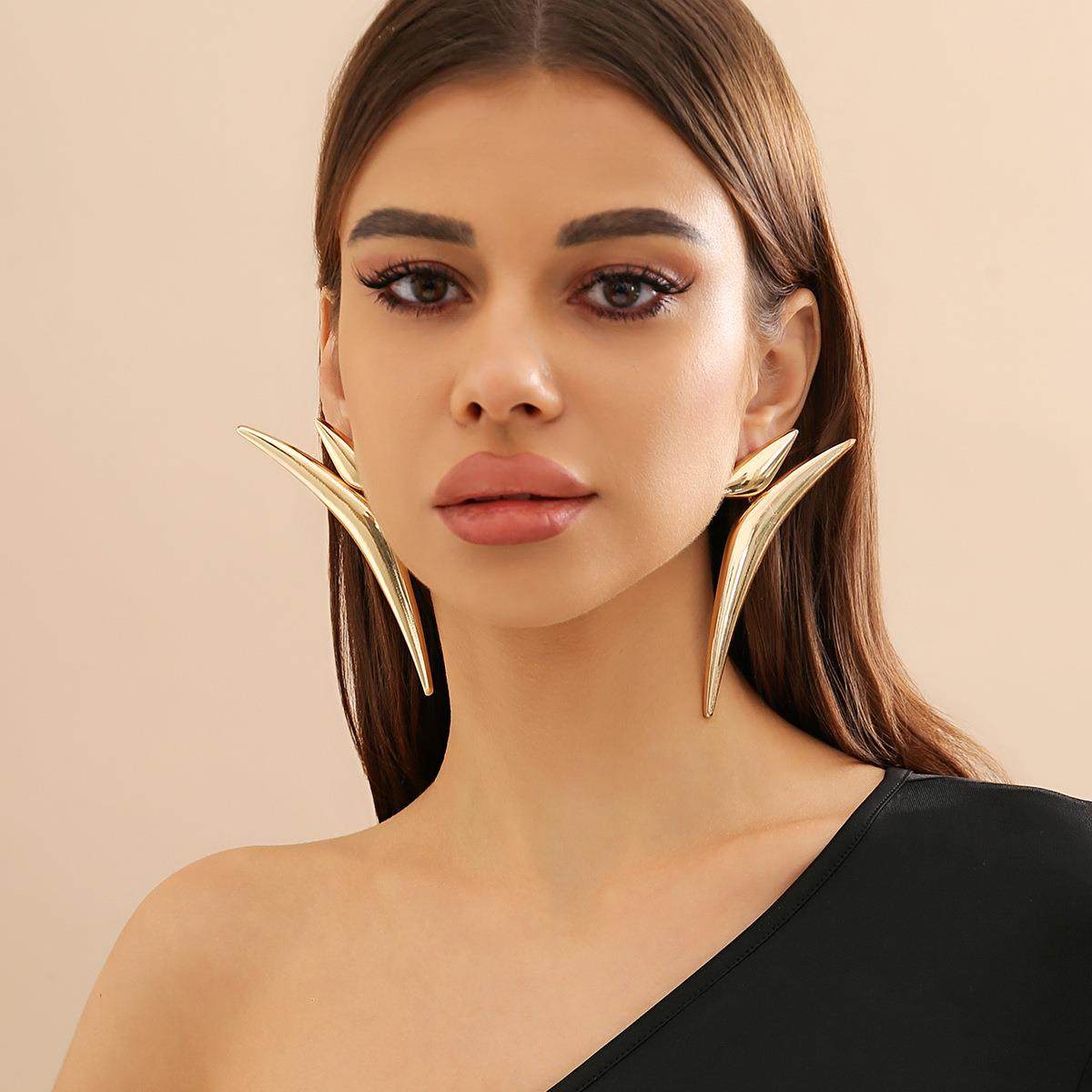 Triangle curved personalized earrings with pointed earrings