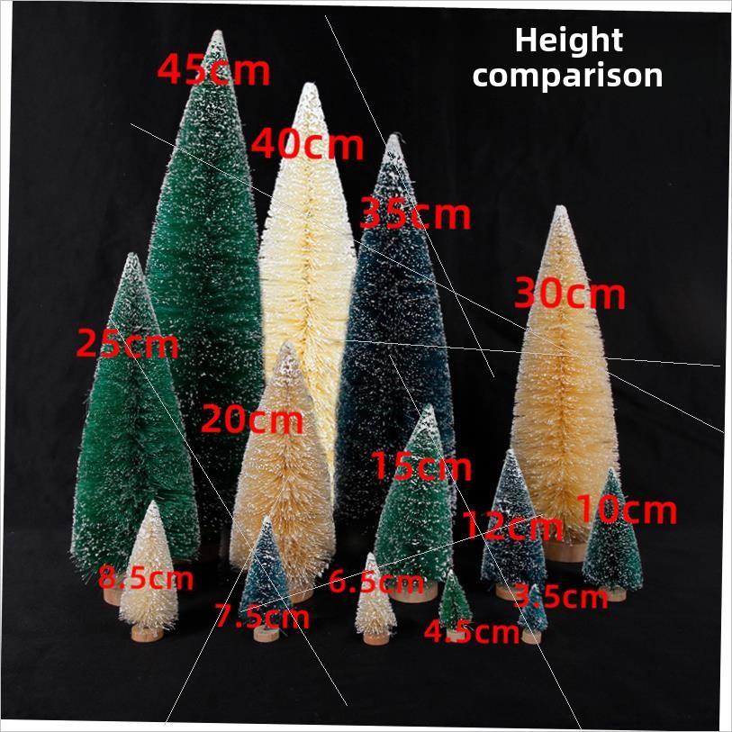 Put a Christmas ornament on the top of the tree圣诞树小摆件