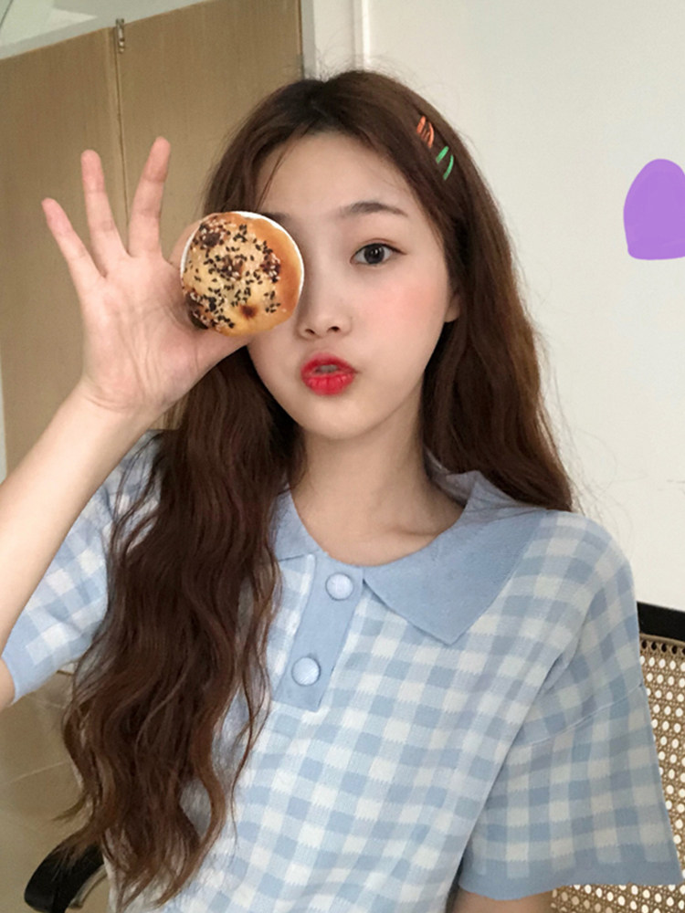 2024년 여름 새로운 스타일의 작은 신선한 폴로 칼라 체크 무늬 얇은 슬림핏 니트 반팔 티셔츠 여성용 탑