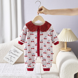 婴儿花边领樱桃印花连体衣冬季女宝前开扣爬服婴幼儿抓绒外出哈衣