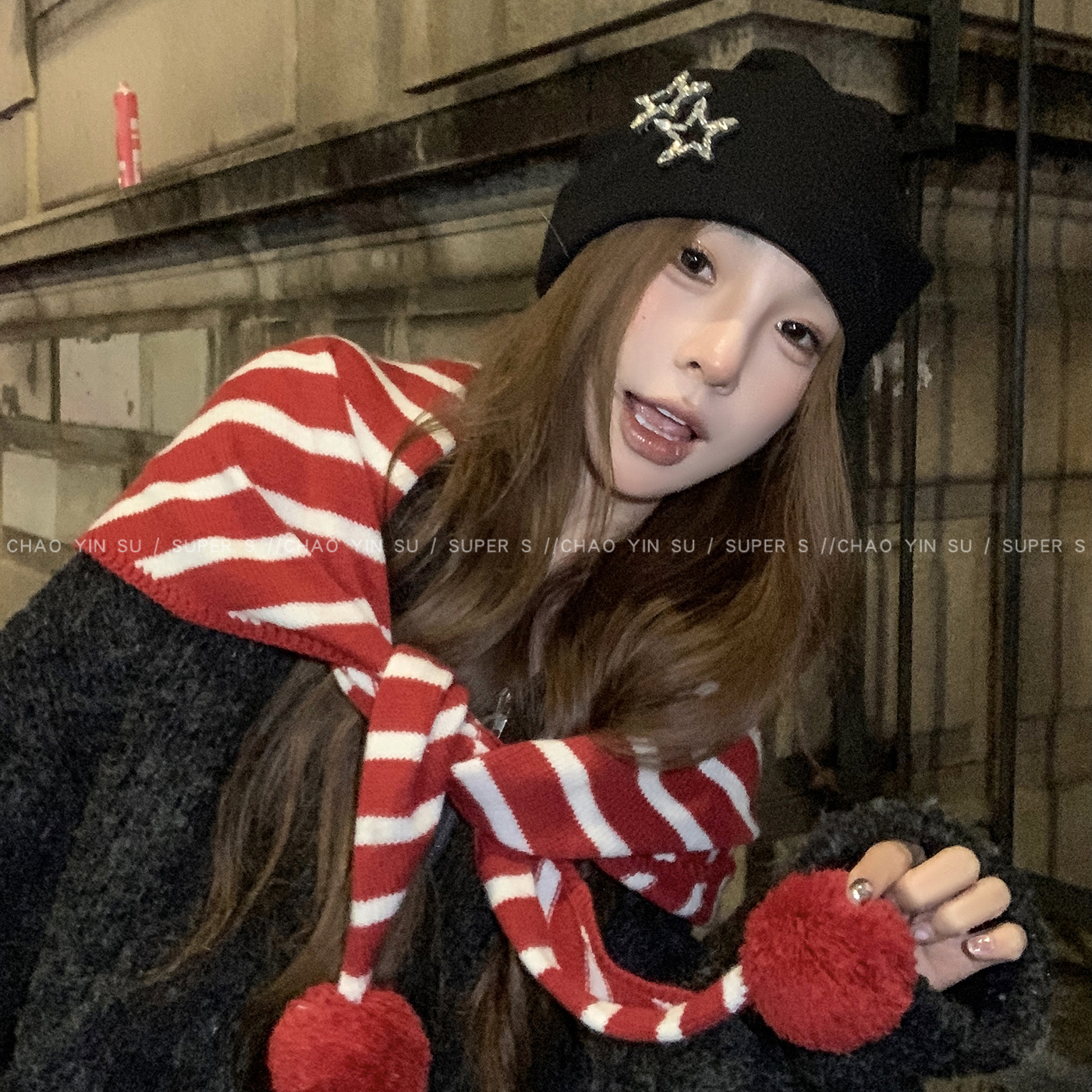 复古红色针织条纹毛球三角围巾